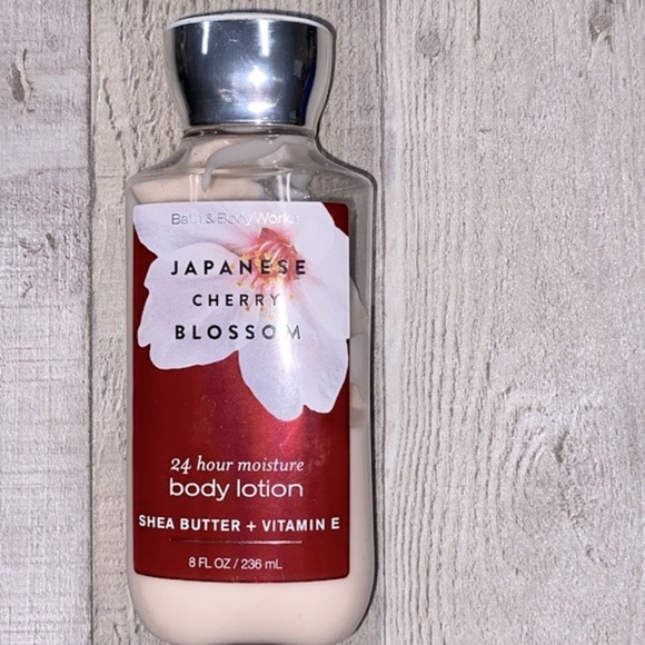 Bath & Body Works Japanese Cherry Blossom hand lotion - Picture 3 of 5